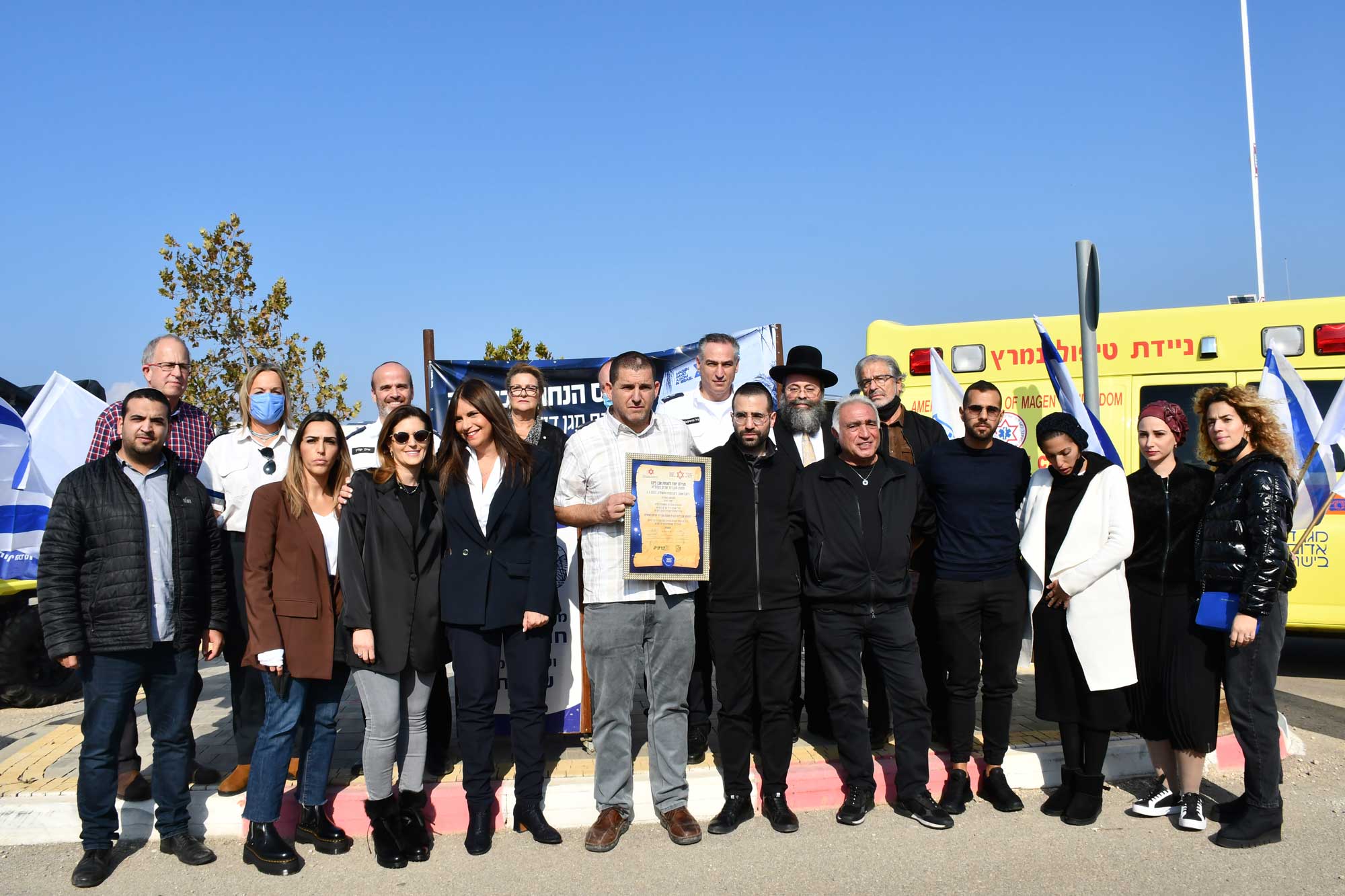 מקימים תחנת מד"א בעתלית, לזכר שולמית כרפיס ז"ל. צילום: דוברות המועצה