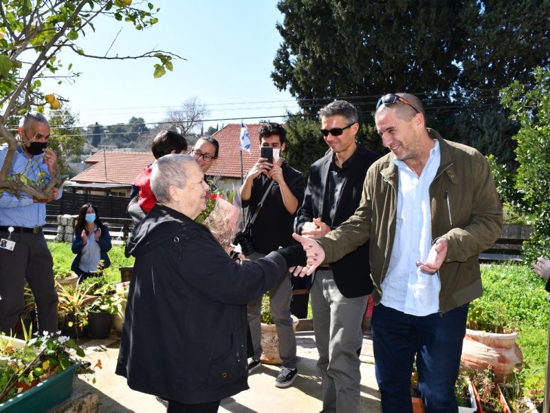 שפרה גונן ותיקת היישוב כרם מהר"ל עם ראש המועצה אסיף איזק ושר התקשורת ח"כ יועז הנדל. צילום: דוברות המועצה