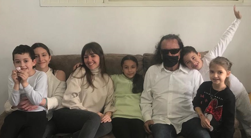 ששון בן משה עם הנכדה ליהיא יצחק. צילום עצמי