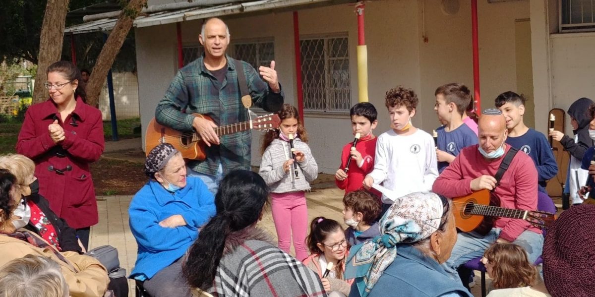 פועלים למען שורדי השואה במושבות. צילום: דוברות המועצה