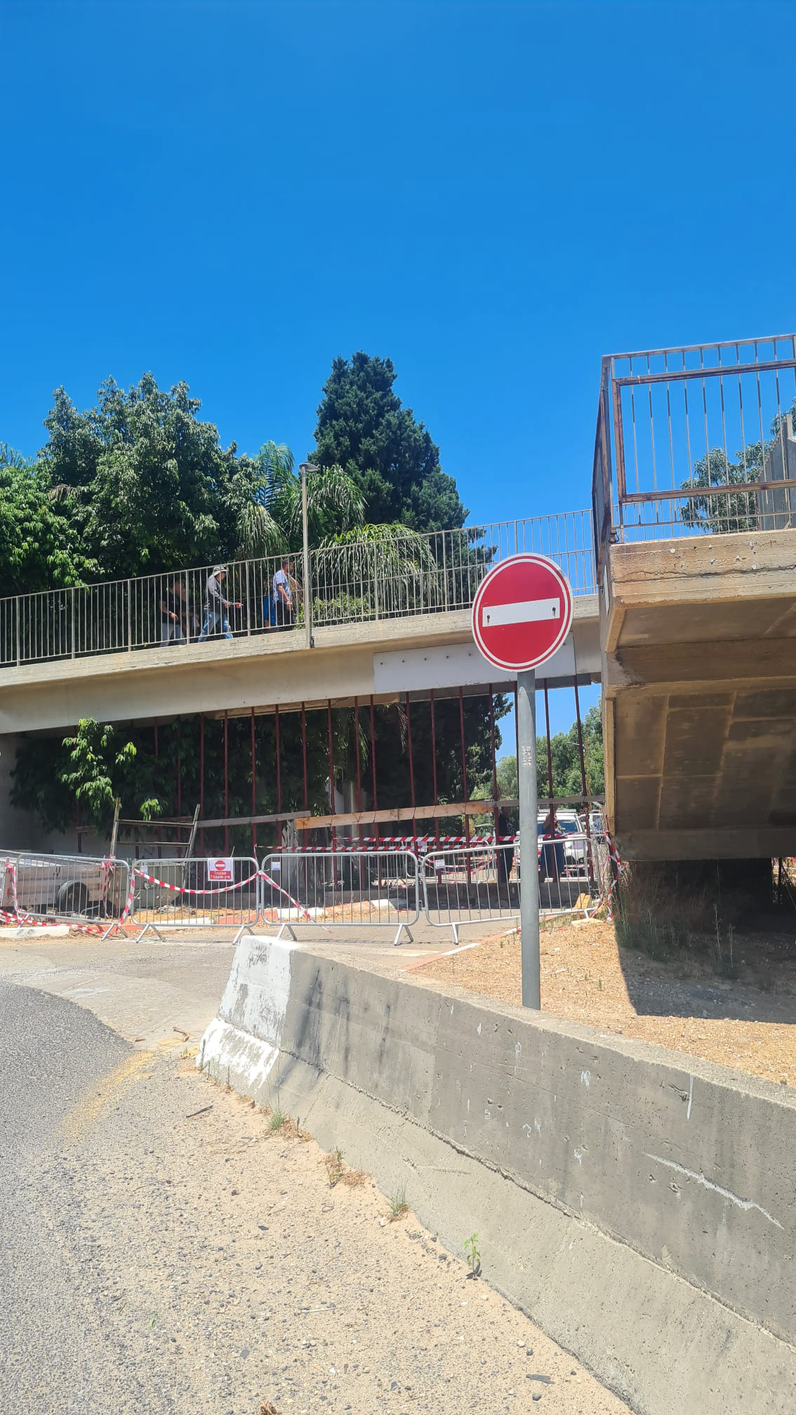 גשר הולכי הרגל נסגר